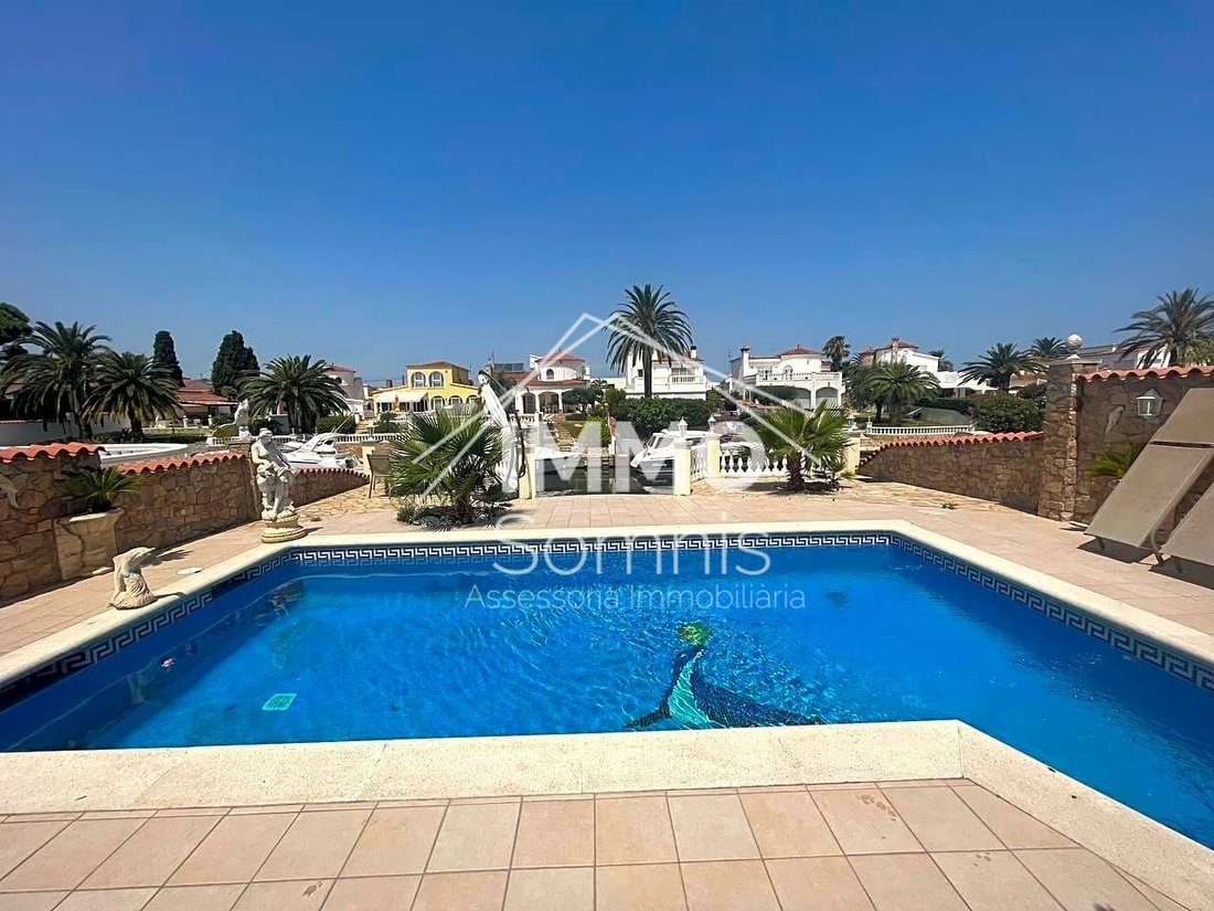 Empuriabrava Villa In Empuriabrava, Catalonia, Spain For Sale (13088684)