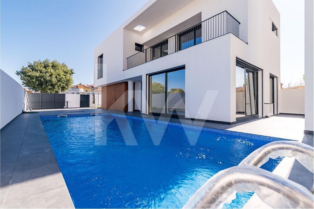 Excelente Moradia T4 Varanda Cave Jardim In Carcavelos, Lisbon