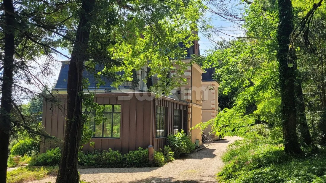 Large Property Composed Of Its Late 19th In Blois, Centre Val De Loire