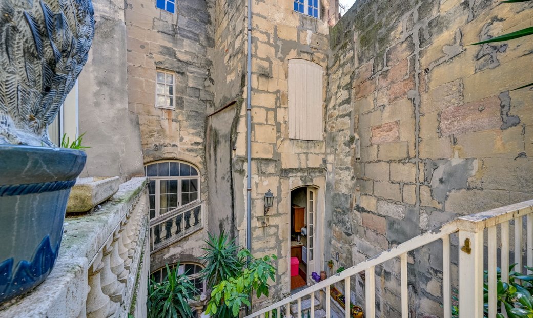 Real Estate Complex Commercial In Arles, Provence Alpes Côte D'azur