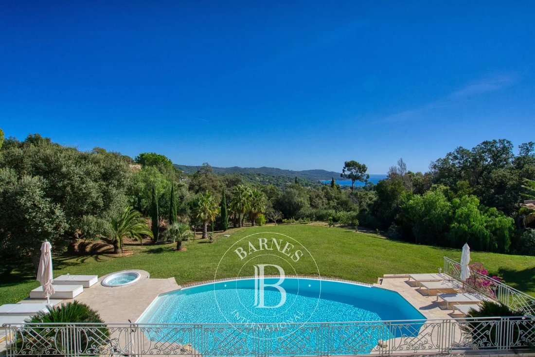 Villa in La Croix-Valmer, Provence-Alpes-Côte d'Azur, France 3 - 12327085