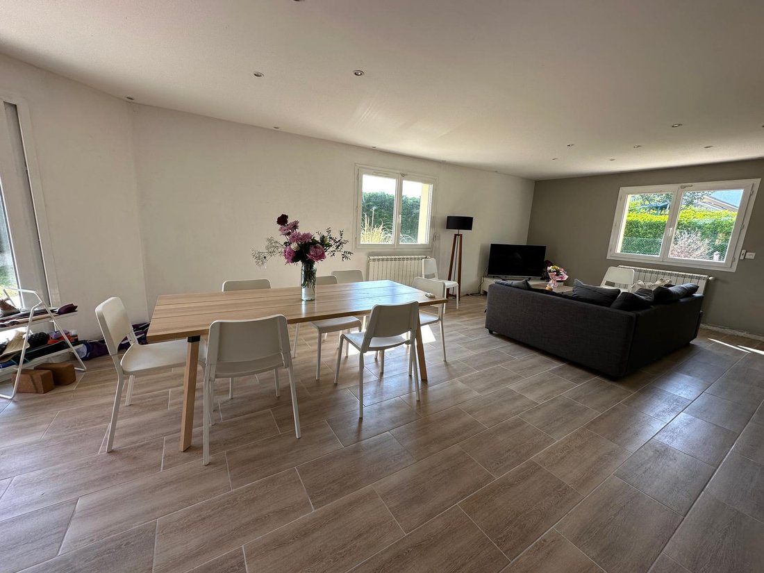 Proche De La Douane Et Des Commodités, In Ornex, Auvergne Rhône Alpes