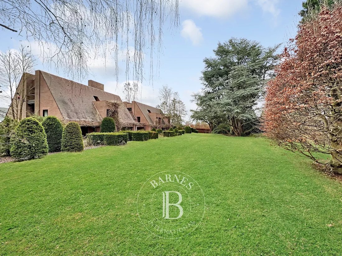 Uccle Beautiful Villa On A Large Plot, Indoor In Uccle, Brussels