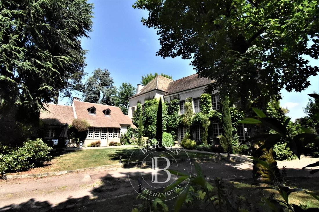 Montfort L'amaury, House Of 596m2 In Montfort L'amaury, île De France