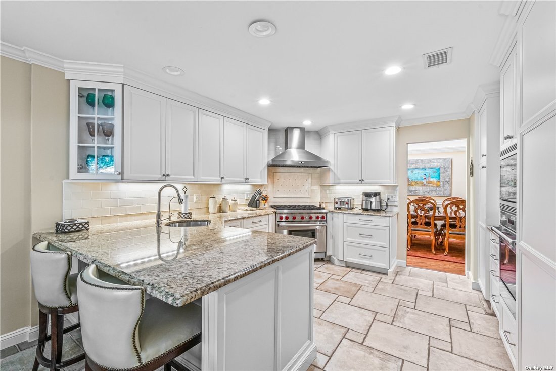 4 Bedrooms Condominium In Albertson, New York, United States For Sale