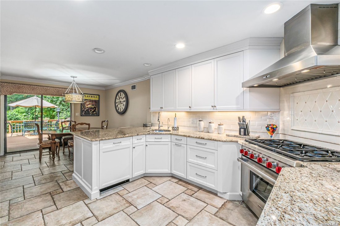 4 Bedrooms Condominium In Albertson, New York, United States For Sale