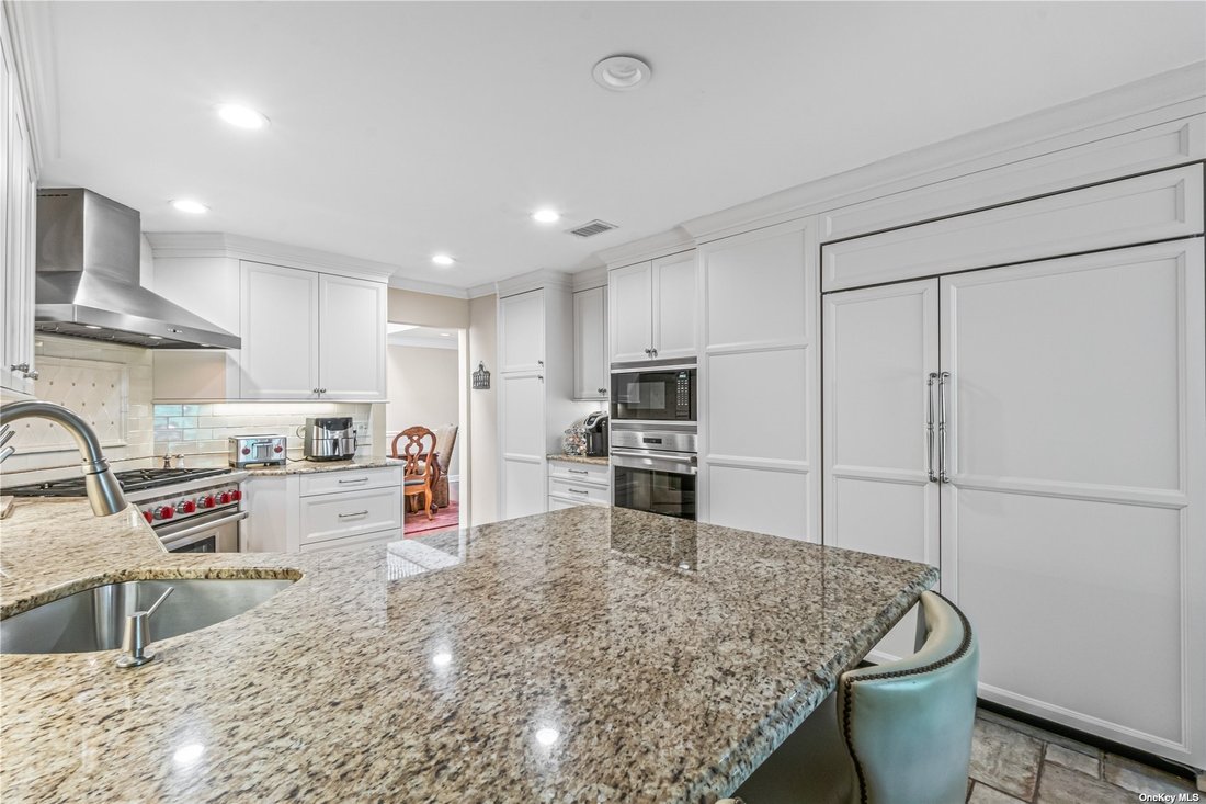 4 Bedrooms Condominium In Albertson, New York, United States For Sale