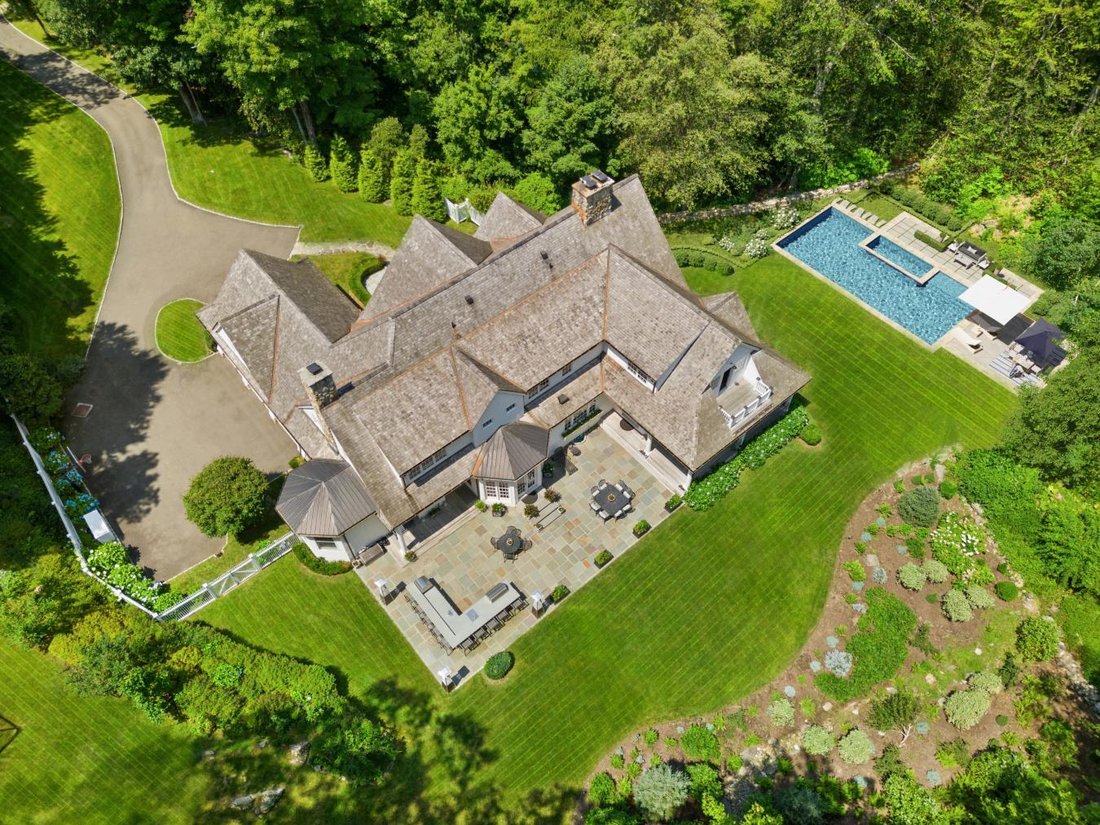 Chic And Modern Backcountry Oasis In Greenwich, Connecticut, United