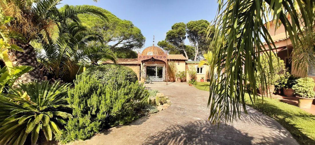 Chalet in Chiclana de la Frontera, Andalusia, Spain 1 - 13108871