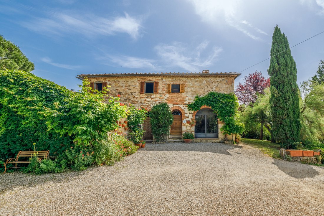 magnificent-historic-estate-with-independent-villa-and-two-in-tuscany