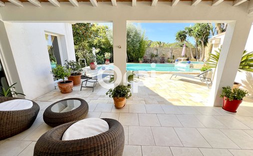 House in Beaucours-La Gorguette-La Morvenede, Sanary-sur-Mer, France 1