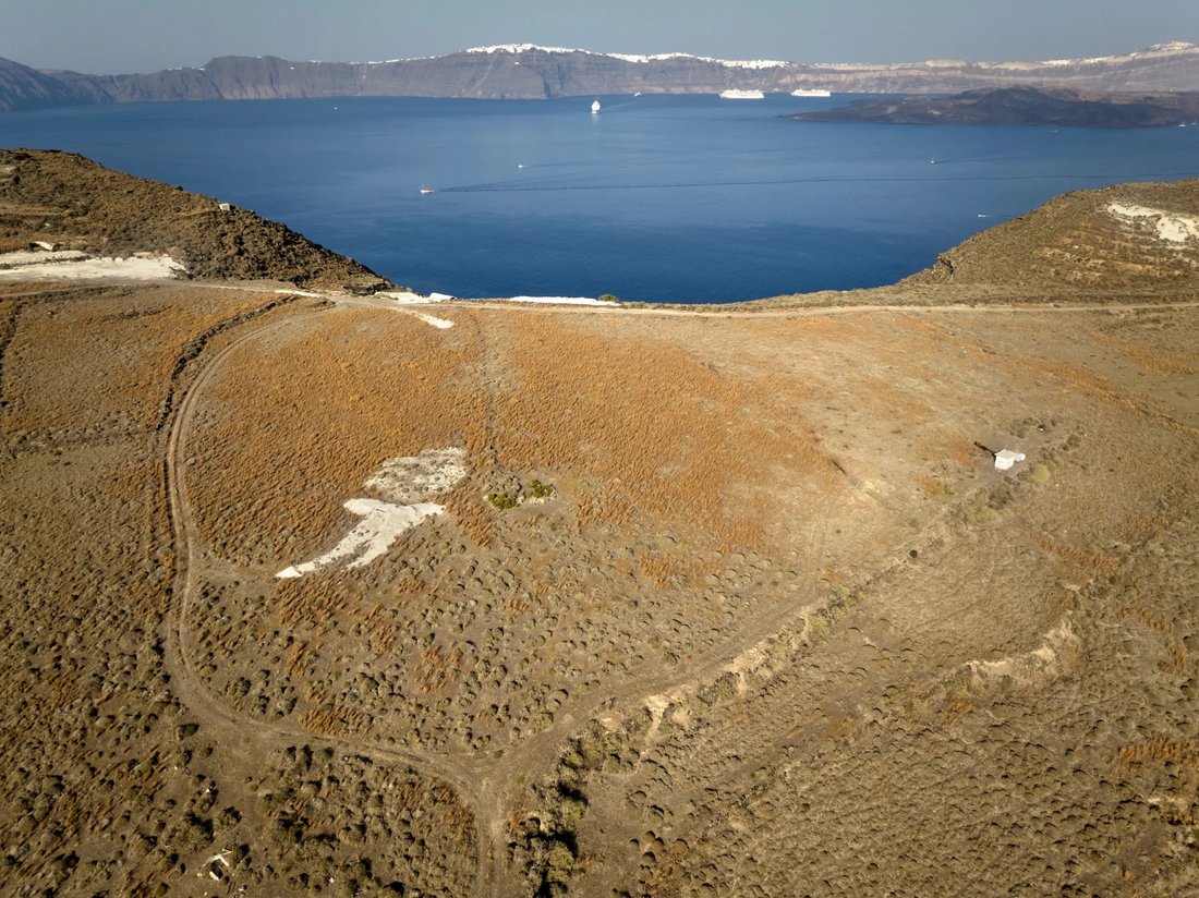 Land in Community of Thirasia, Ia, Greece 1 - 13115533