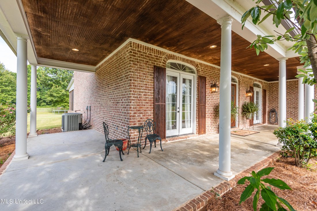 5 Bedrooms Single Family Detached In Senatobia, Mississippi, United