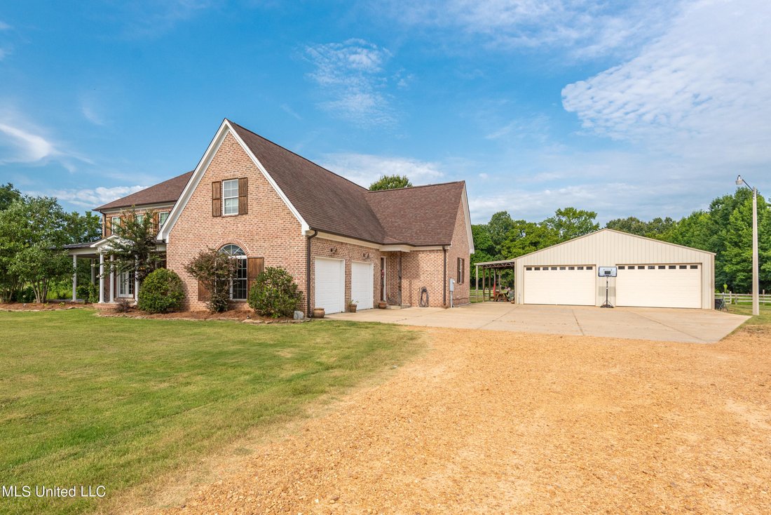 5 Bedrooms Single Family Detached In Senatobia, Mississippi, United