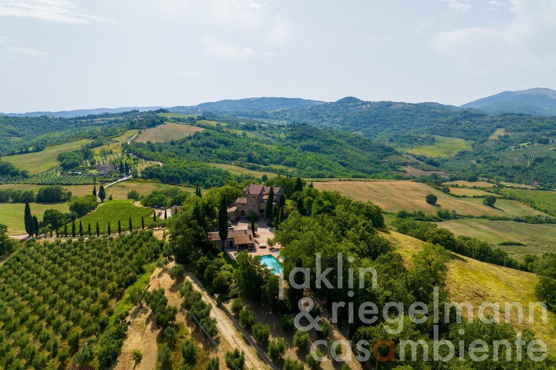 Estate in Historic Center, Perugia, Italy 2 - 13116693