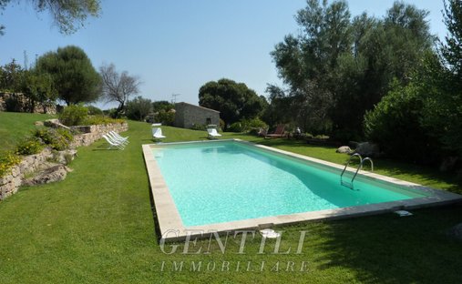 Villa a Luogosanto, Sardegna, Italia 1