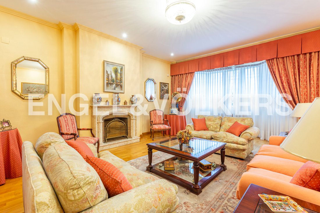 Bright And Elegant Manor In Las Rozas De Madrid, Community Of Madrid, Spain For Sale (13122535)