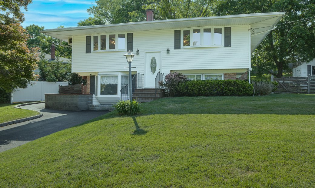 18 Bobcat Lane, East In Setauket East Setauket, New York, United States