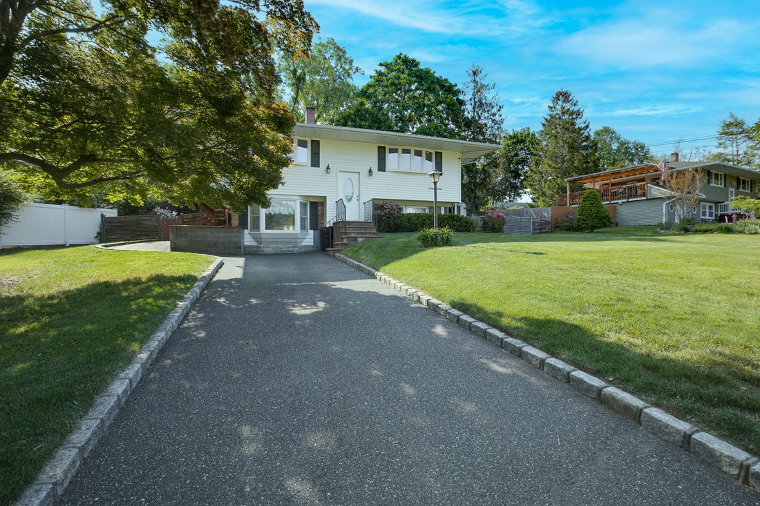 18 Bobcat Lane, East In Setauket East Setauket, New York, United States