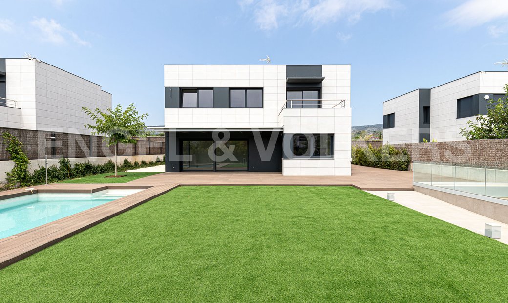 New Construction House Near The Beach In Barcelona, Spain For Sale