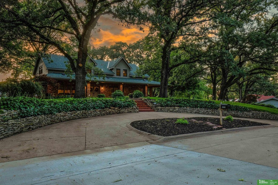 6 Bedrooms Single Family Detached In Omaha, Nebraska, United States For