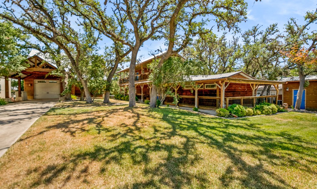 Waterfront On Lake Medina! In Pipe Creek, Texas, United States For Sale
