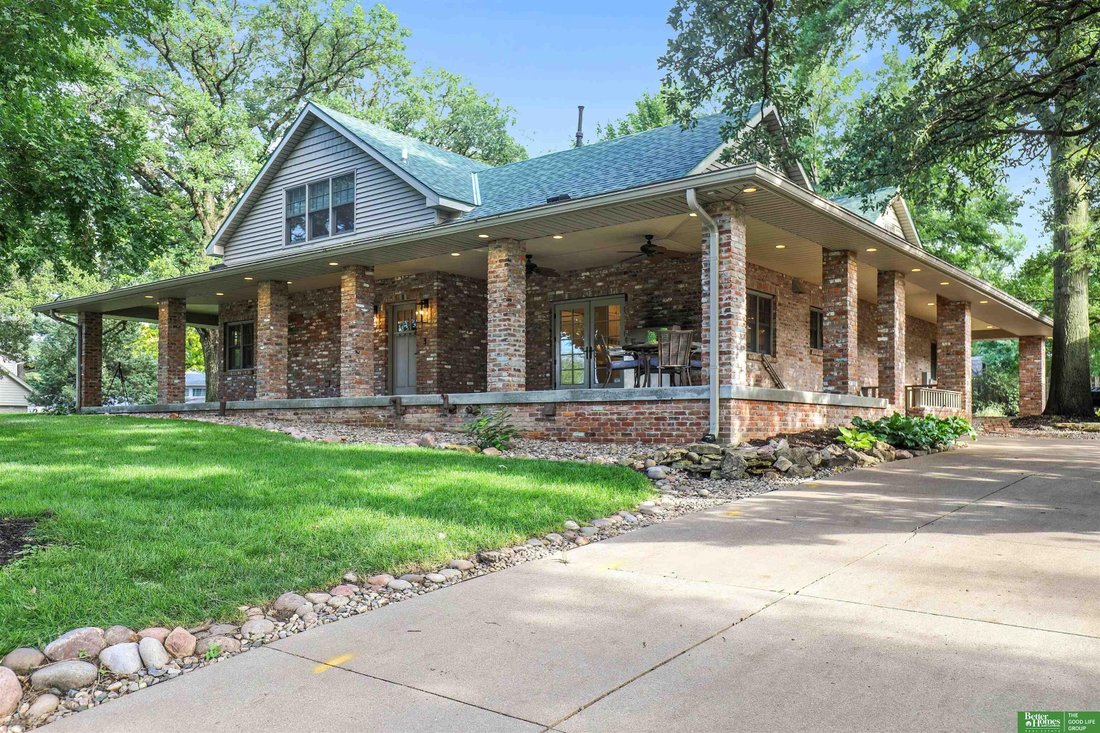 6 Bedrooms Single Family Detached In Omaha, Nebraska, United States For