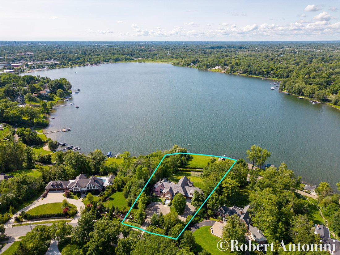 5 Bedrooms Single Family Detached In East Grand Rapids, Michigan