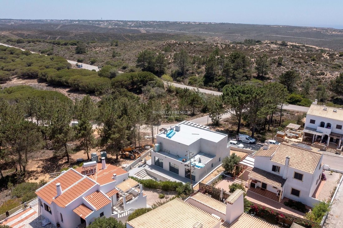 Modern 4 Bed Villa With Pool, In Praia De Monte Clérigo, Algarve