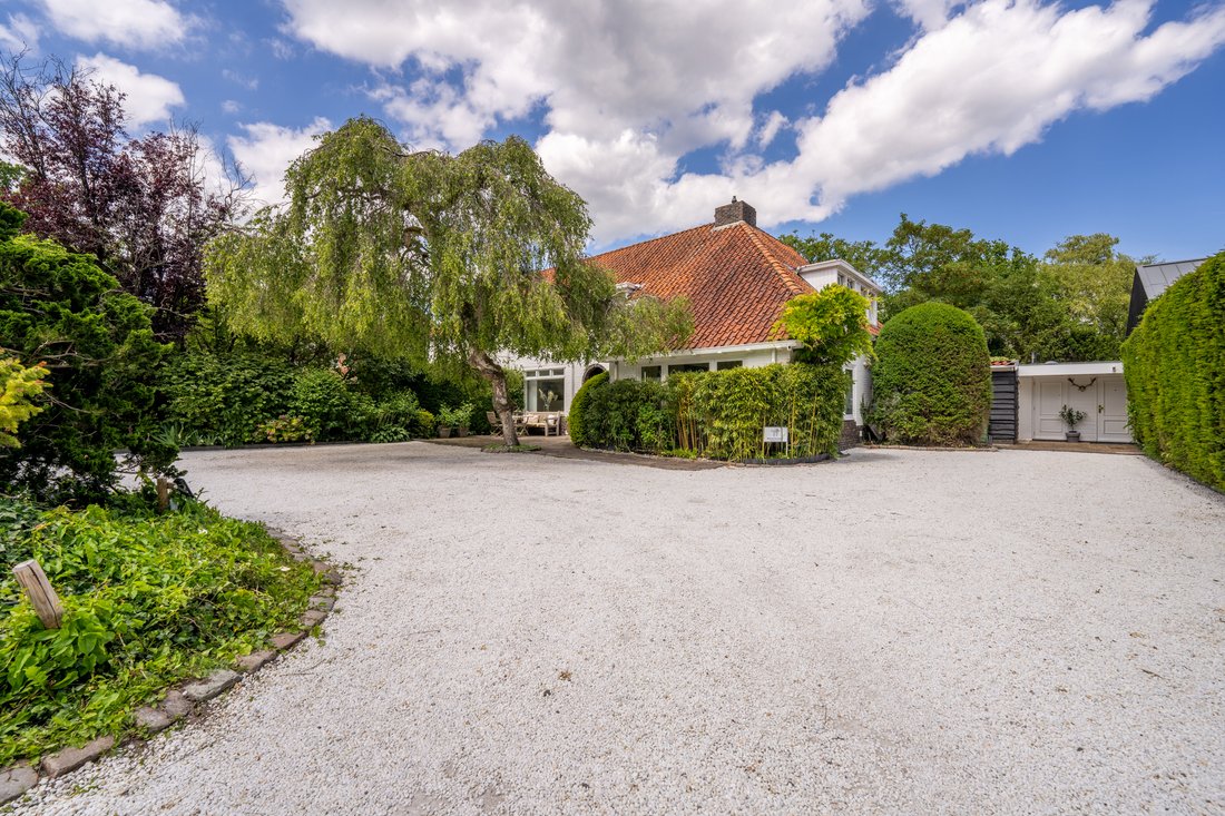 Karakteristieke Half Vrijstaande 30 Er In Laren, North Holland