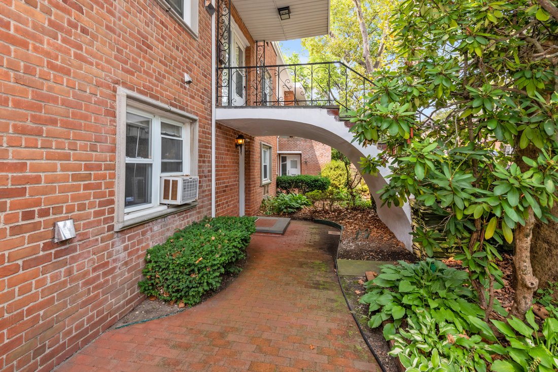 200 S. Middle Neck Road, Great Neck, Ny, In Great Neck, New York