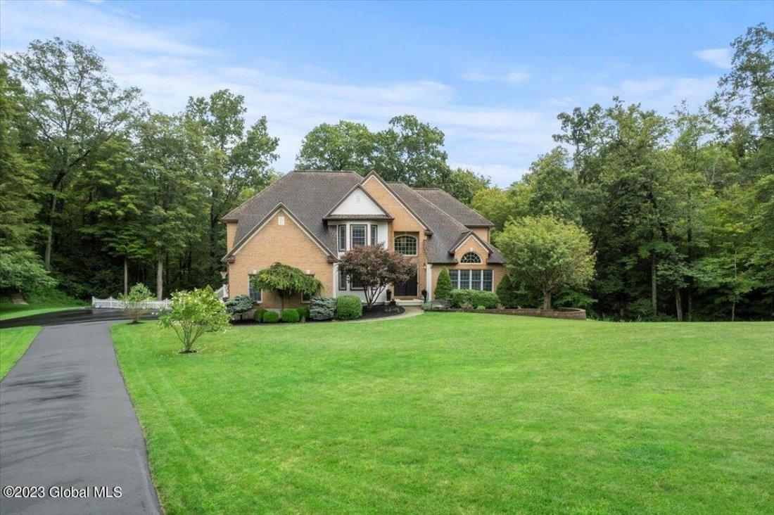 6 Bedrooms Single Family Detached In Slingerlands, New York, United