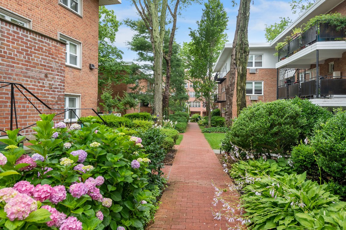 200 S Middle Neck Road, Great Neck, Ny, In Great Neck, New York, United