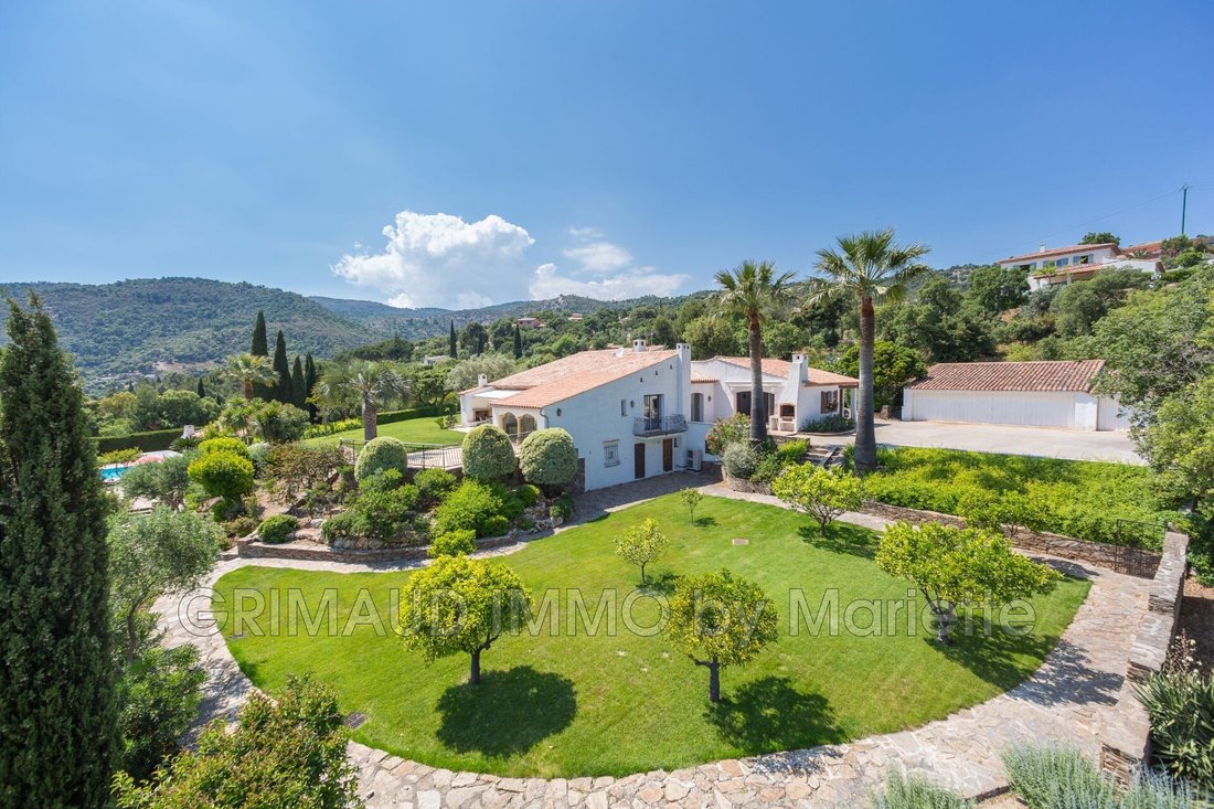 Vente Propriété 15 Pièce(s) In Le Plan De La Tour, France For Sale