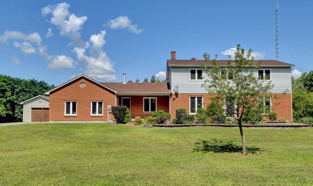 A Charming Country Estate! In Kemptville, Ontario, Canada For Sale