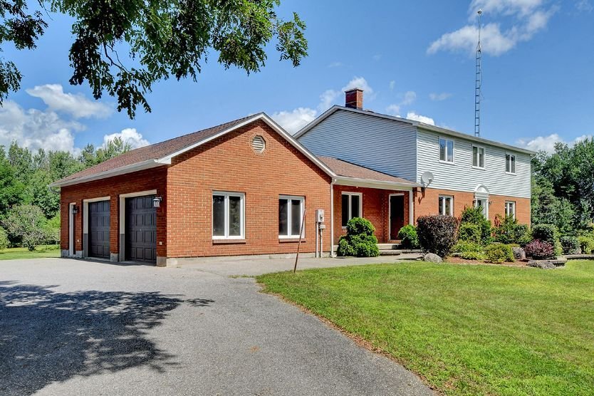A Charming Country Estate! In Kemptville, Ontario, Canada For Sale