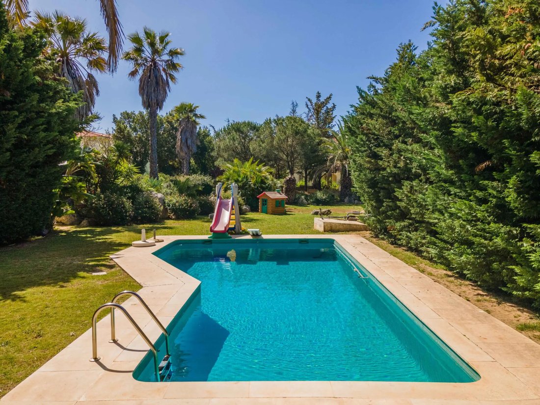 Villa With 4 Bedrooms And Pool In 2 Plots In Albufeira, Algarve