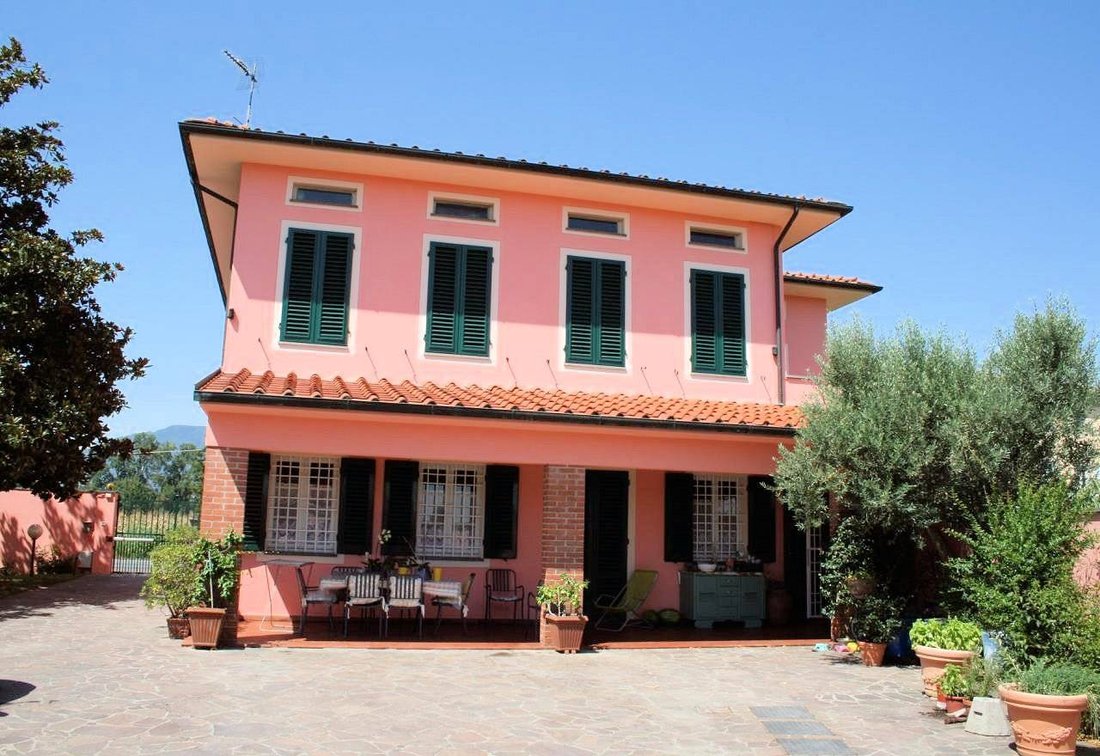 Villa Unifamiliare Di Grande Metratura Con Giardino A Pochi Chilometri Da Lucca In Vendita A Capanno