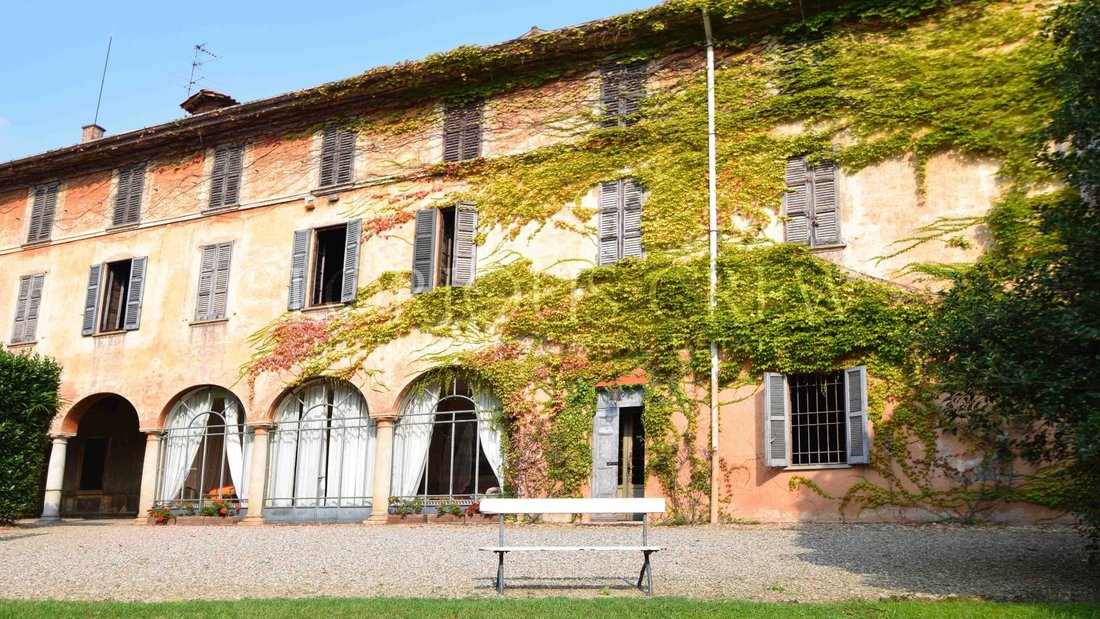 Villa in Tradate, Lombardy, Italy 1 - 13151036