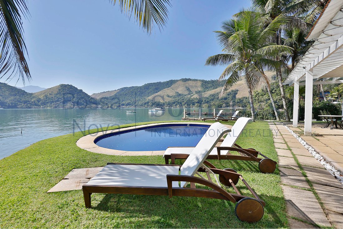 Beachfront House In Angra Dos In Vila Velha, State Of Rio De Janeiro