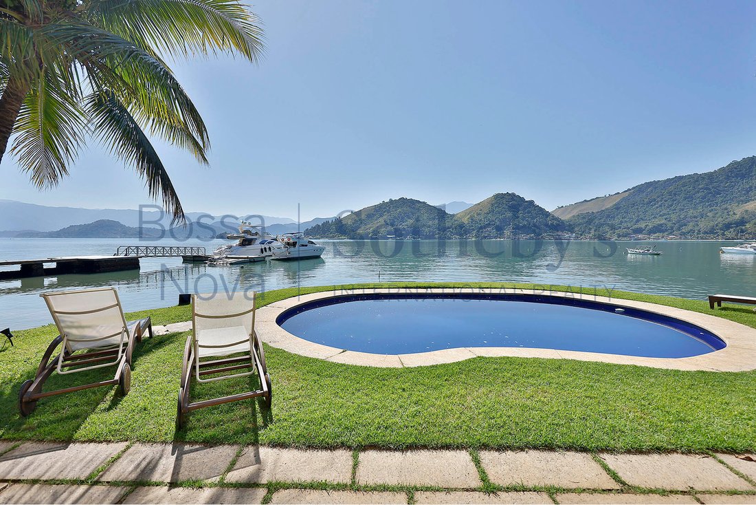 Beachfront House In Angra Dos In Vila Velha, State Of Rio De Janeiro