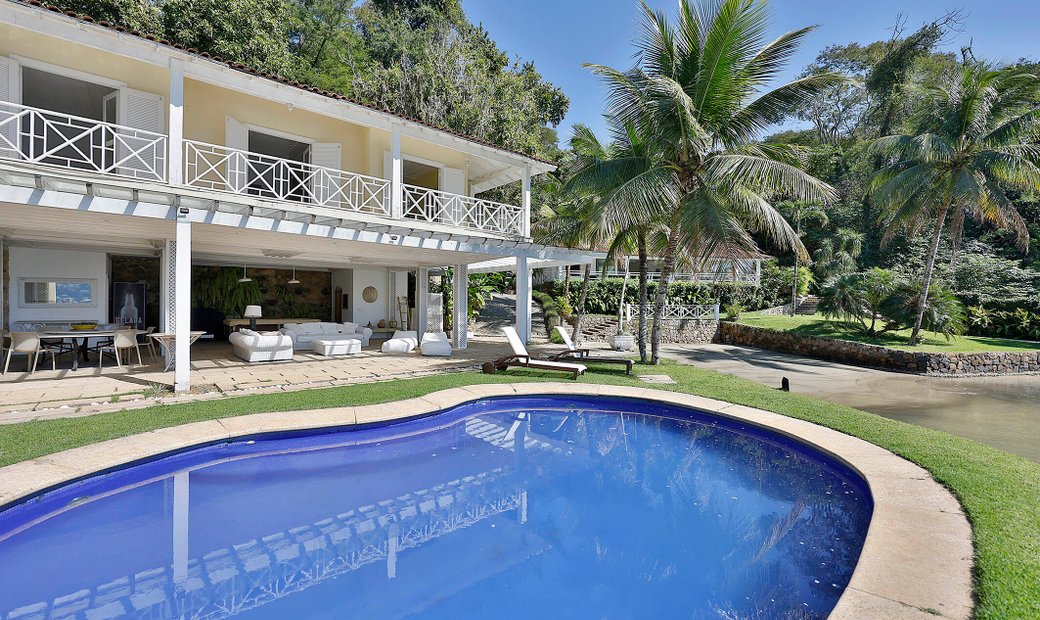 Beachfront House In Angra Dos In Vila Velha, State Of Rio De Janeiro