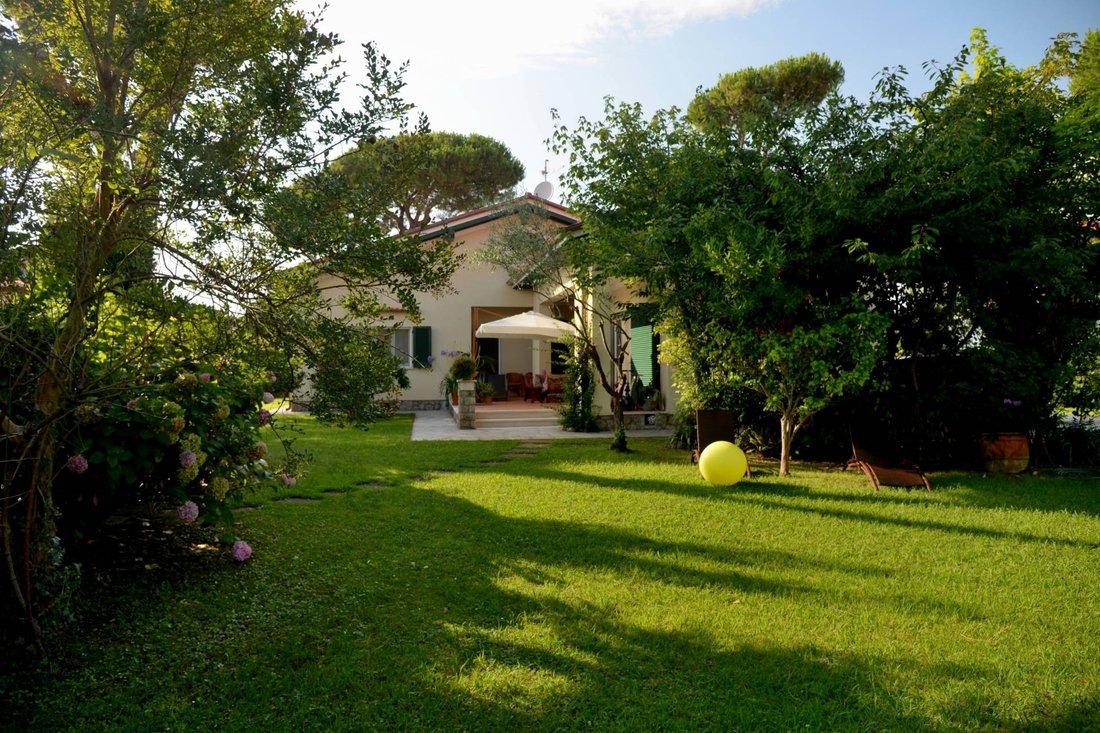 Villa Di Pregio In Affitto A Forte Dei Marmi, Centro In Forte Dei Marmi