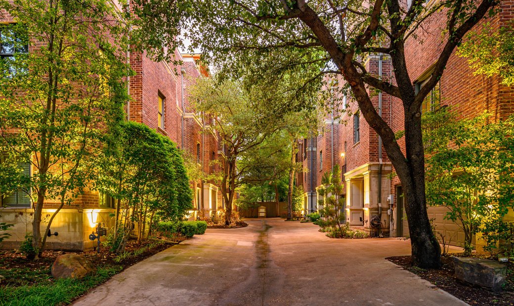 Lux Brownstone In So Hip Neighborhood In Dallas, Texas, United States