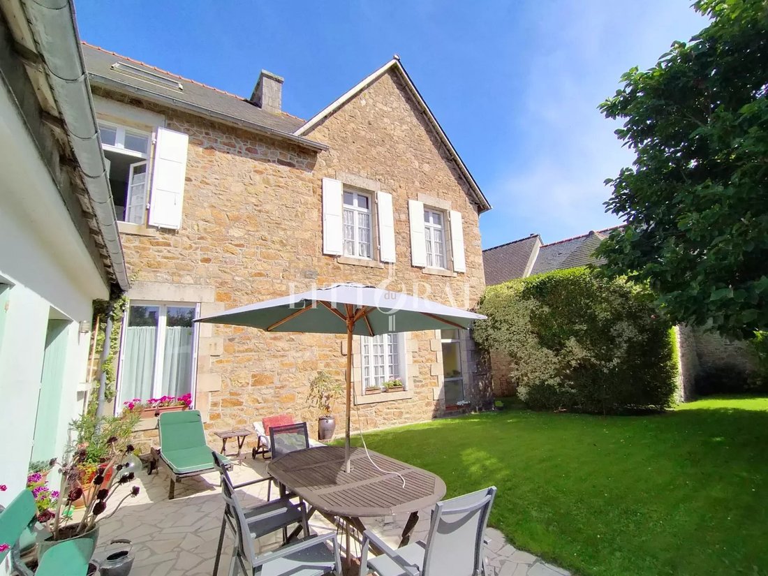 Large House In The Town Center And 3 Km From The In Penvénan, Brittany