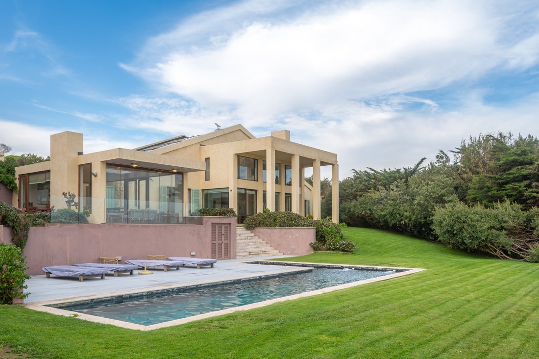 Large House In Beranda Condominium. In Cachagua, Valparaíso, Chile For