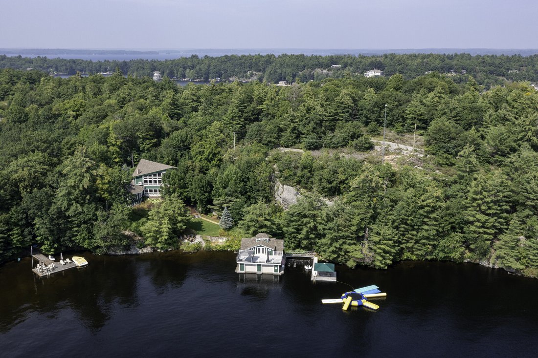 Lake Muskoka Oasis In Gravenhurst, Ontario, Canada For Sale (13166900)