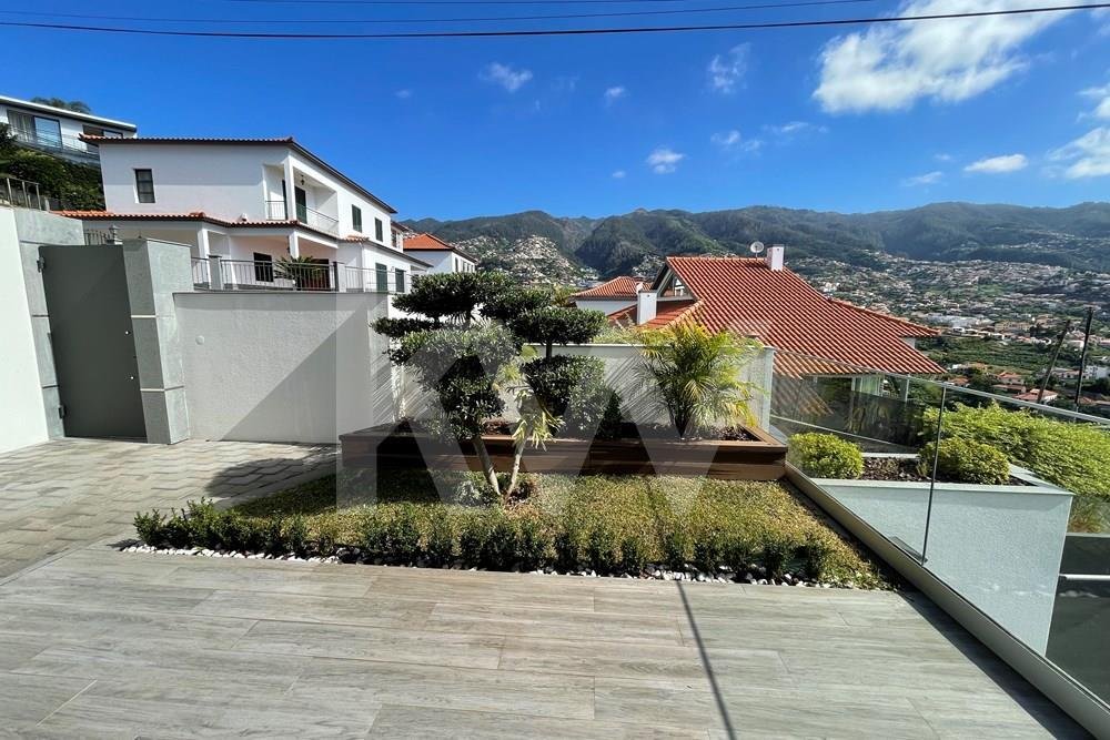 🏡 Spectacular 6 Bedroom House Divided Into Two In Funchal, Madeira