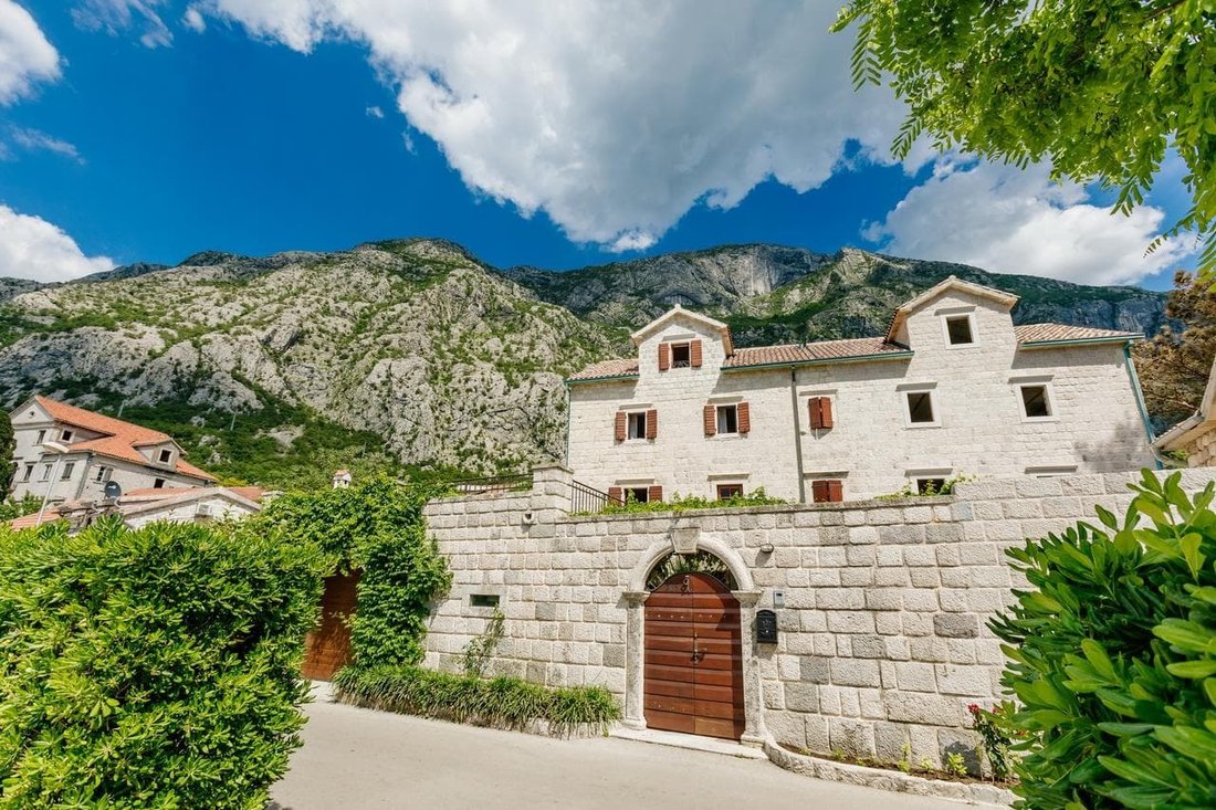 Villa in Dobrota, Kotor Municipality, Montenegro 2 - 13173253