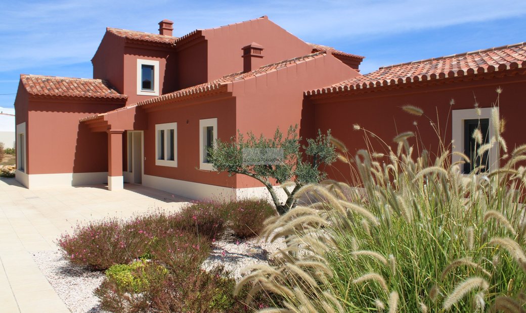 Luxury Villa T4 + 1 New With Pool In Almadena ( Praia In Luz, Algarve